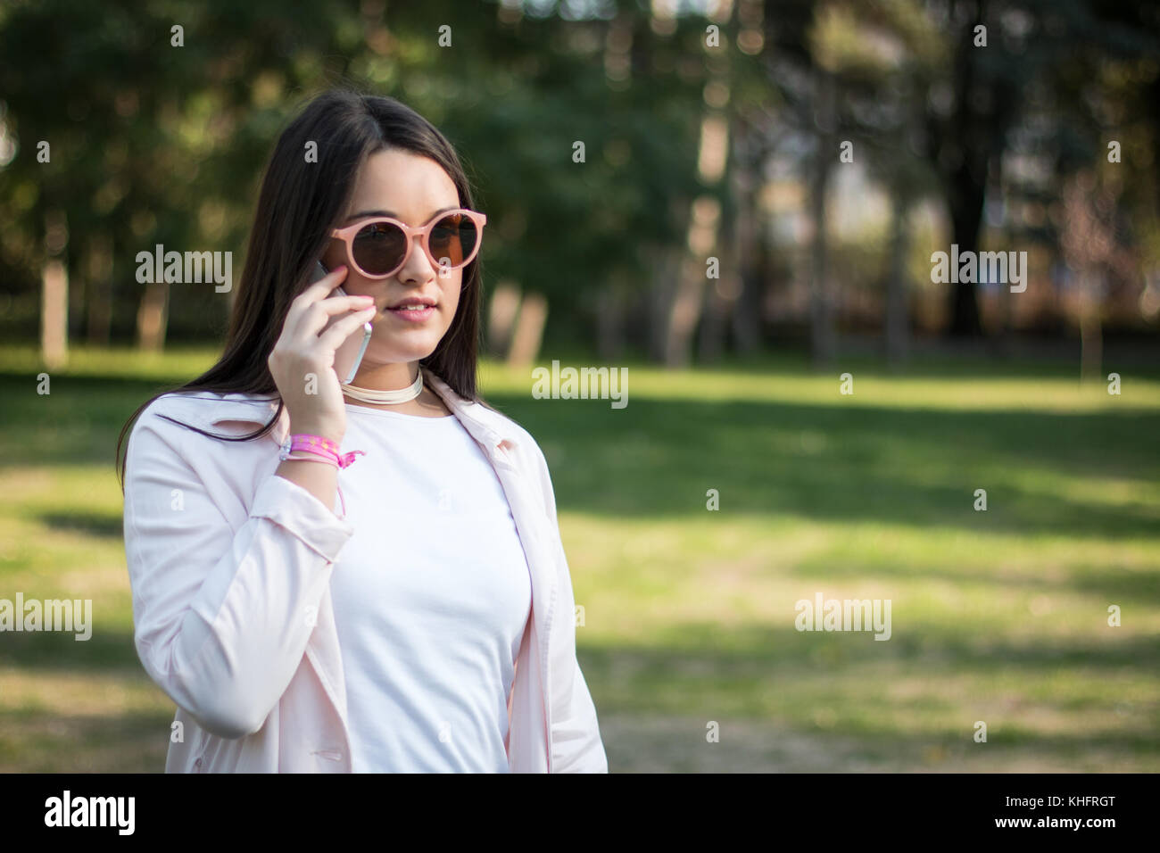 Giovane donna parlando sullo smartphone all'aperto Foto Stock