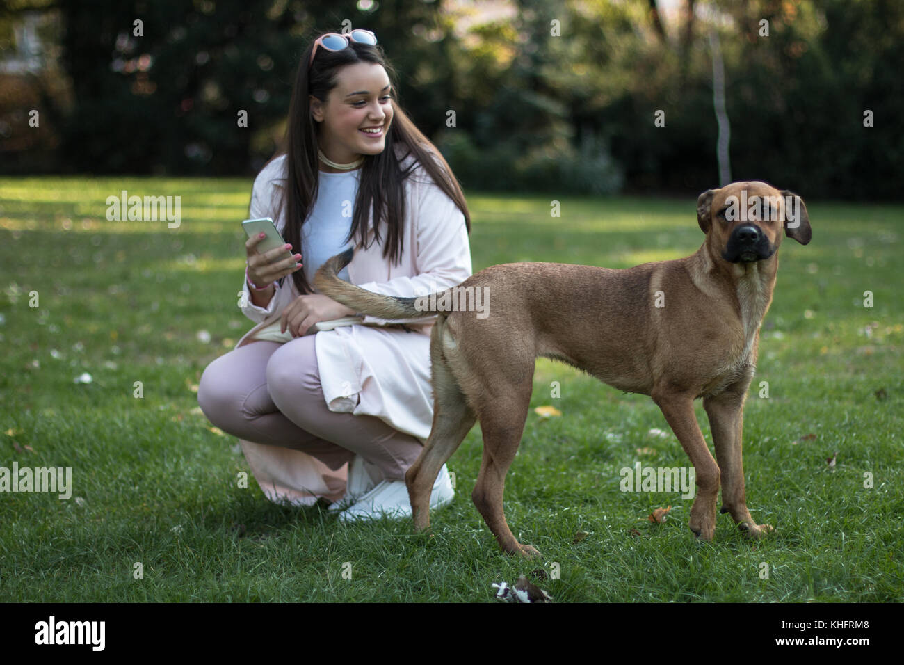 Giovane donna con il suo cane nel parco Foto Stock