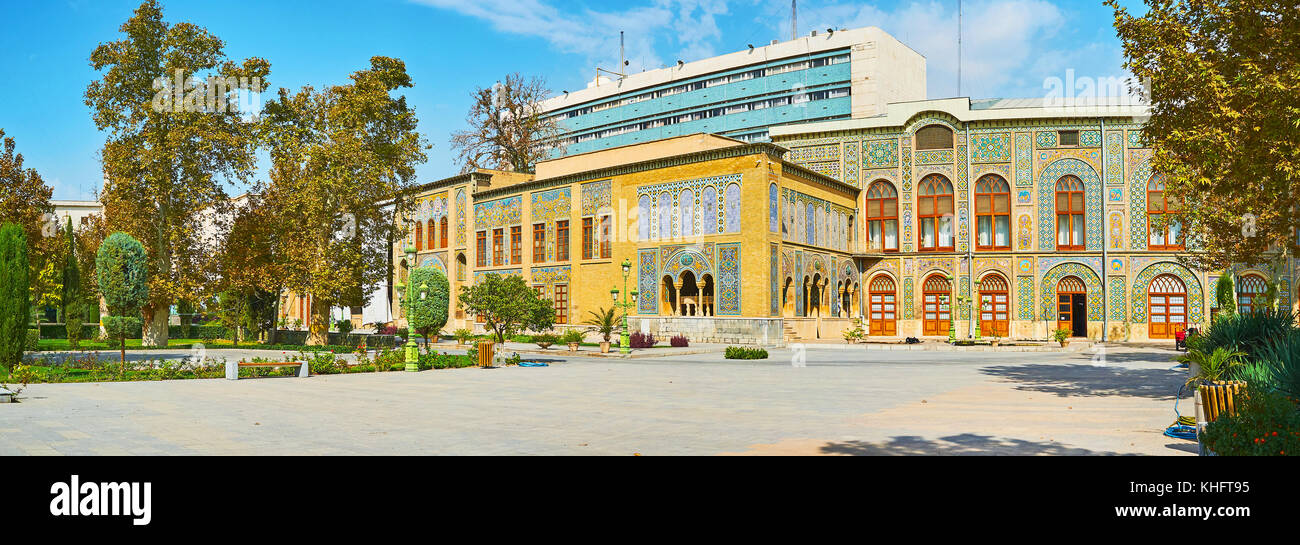 Panorama di golestan palace complesso dal giardino - il trono di marmo terrazza è visto dietro gli alberi, è vicina con karim khani nook con Foto Stock