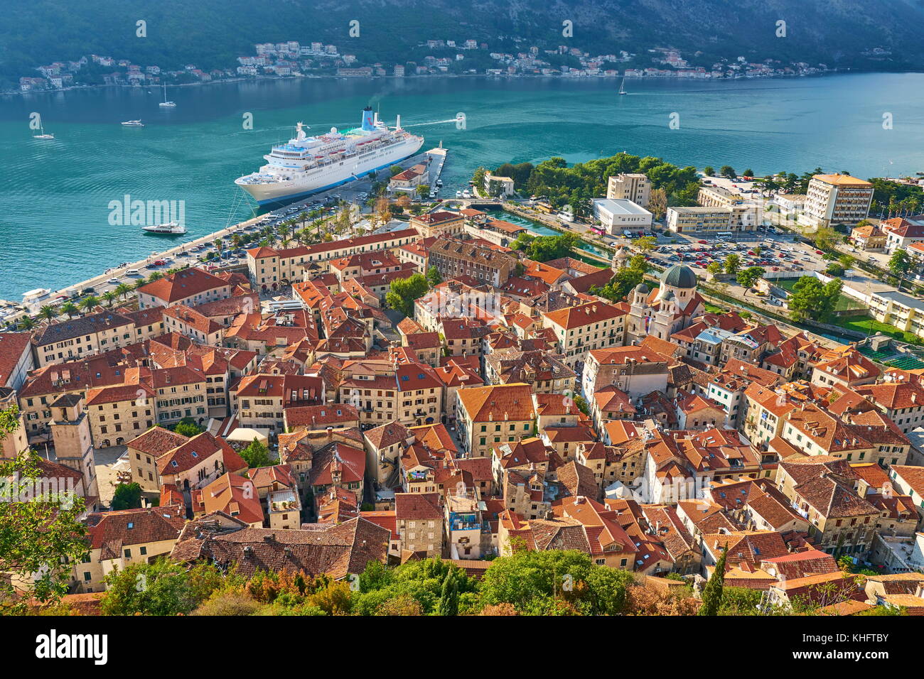 Vista aerea di Kotor Città Vecchia, la Baia di Kotor, Montenegro Foto Stock