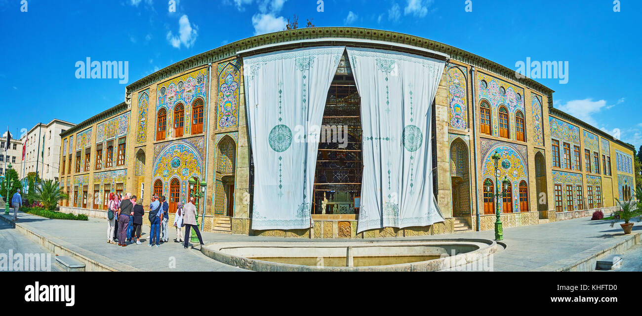 Tehran, Iran - 11 ottobre 2017: panorama di golestan palace con il trono di marmo, visto attraverso le tende a Takht-e marmar terrazza, 1 ottobre Foto Stock