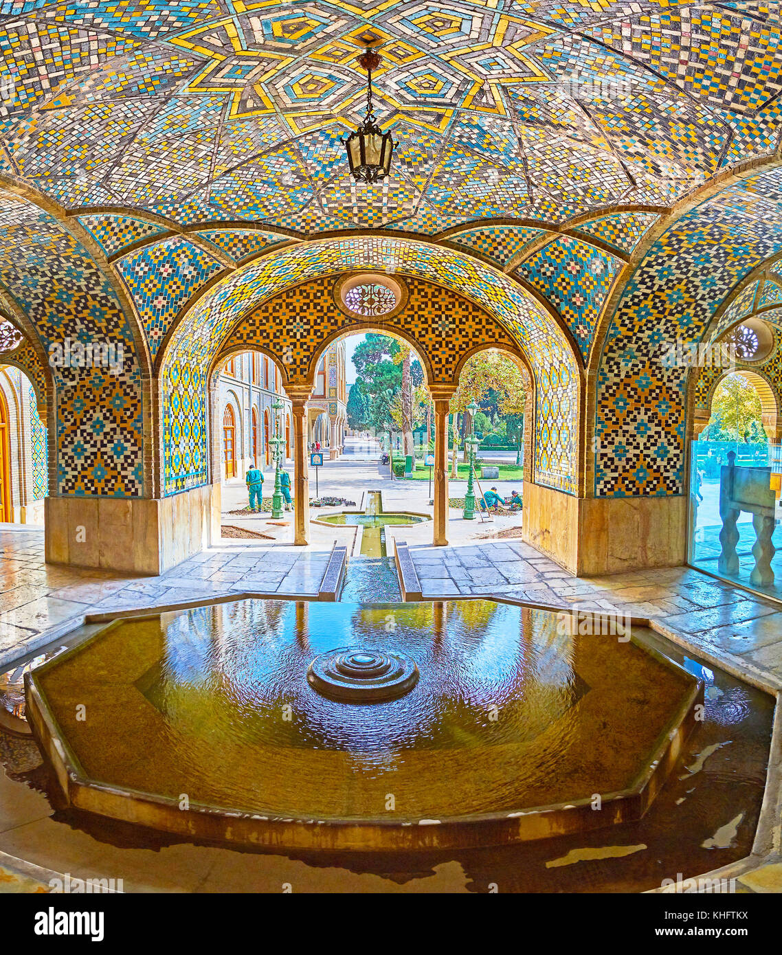 Tehran, Iran - 11 ottobre 2017: panorama con il laghetto e fontana in karim khani nook (accogliente angolo) di golestan palace, il 11 ottobre a Tehran. Foto Stock