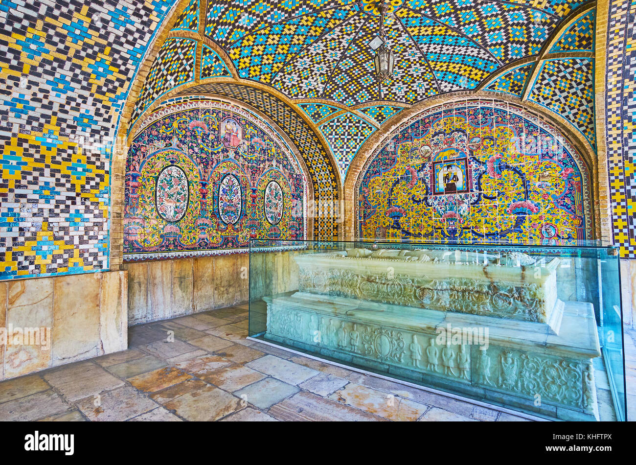 Tehran, Iran - 11 ottobre 2017: il marmo scolpito pietra tombale dello scià persiano in khalvat-e karim khani di golestan Palace, circondato da pareti piastrellate, Foto Stock