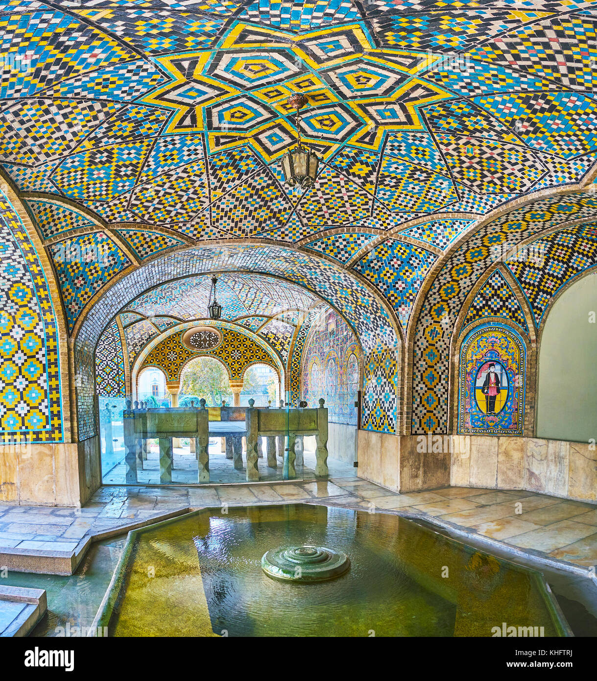 Tehran, Iran - 11 ottobre 2017: il khalvat-e karim khani padiglione estivo di golestan palace vanta la fontana rendono questo luogo perfetto per rilassarsi in Foto Stock