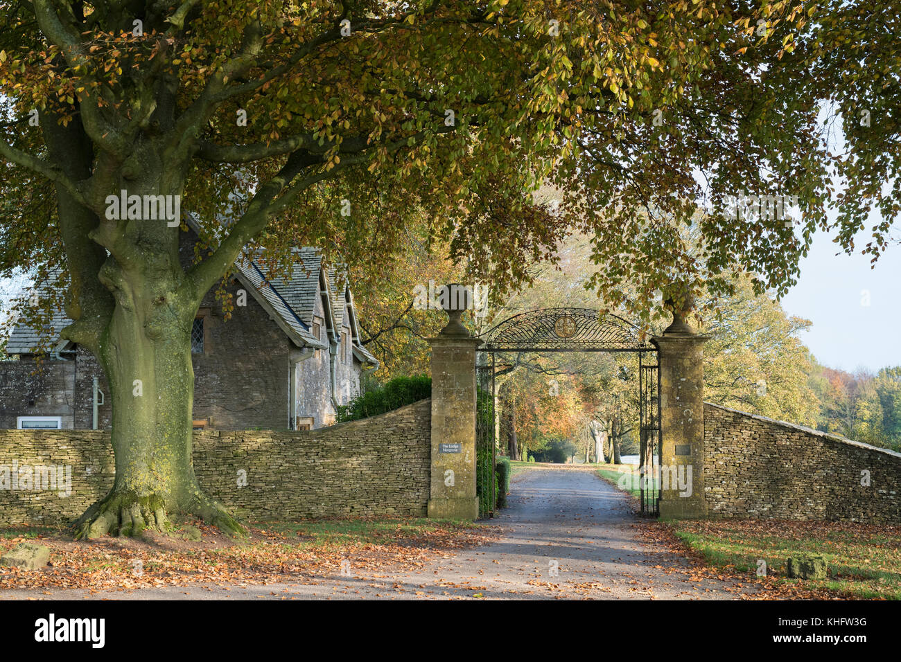 Notgrove Manor ingresso gate e casa in autunno. Notgrove, Cotswolds, Gloucestershire, Inghilterra Foto Stock