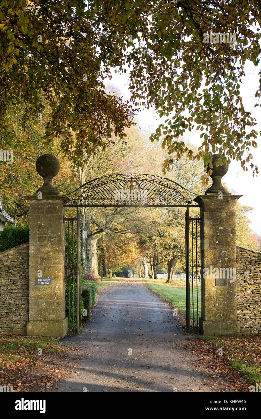 Notgrove Manor ingresso gate e casa in autunno. Notgrove, Cotswolds, Gloucestershire, Inghilterra Foto Stock