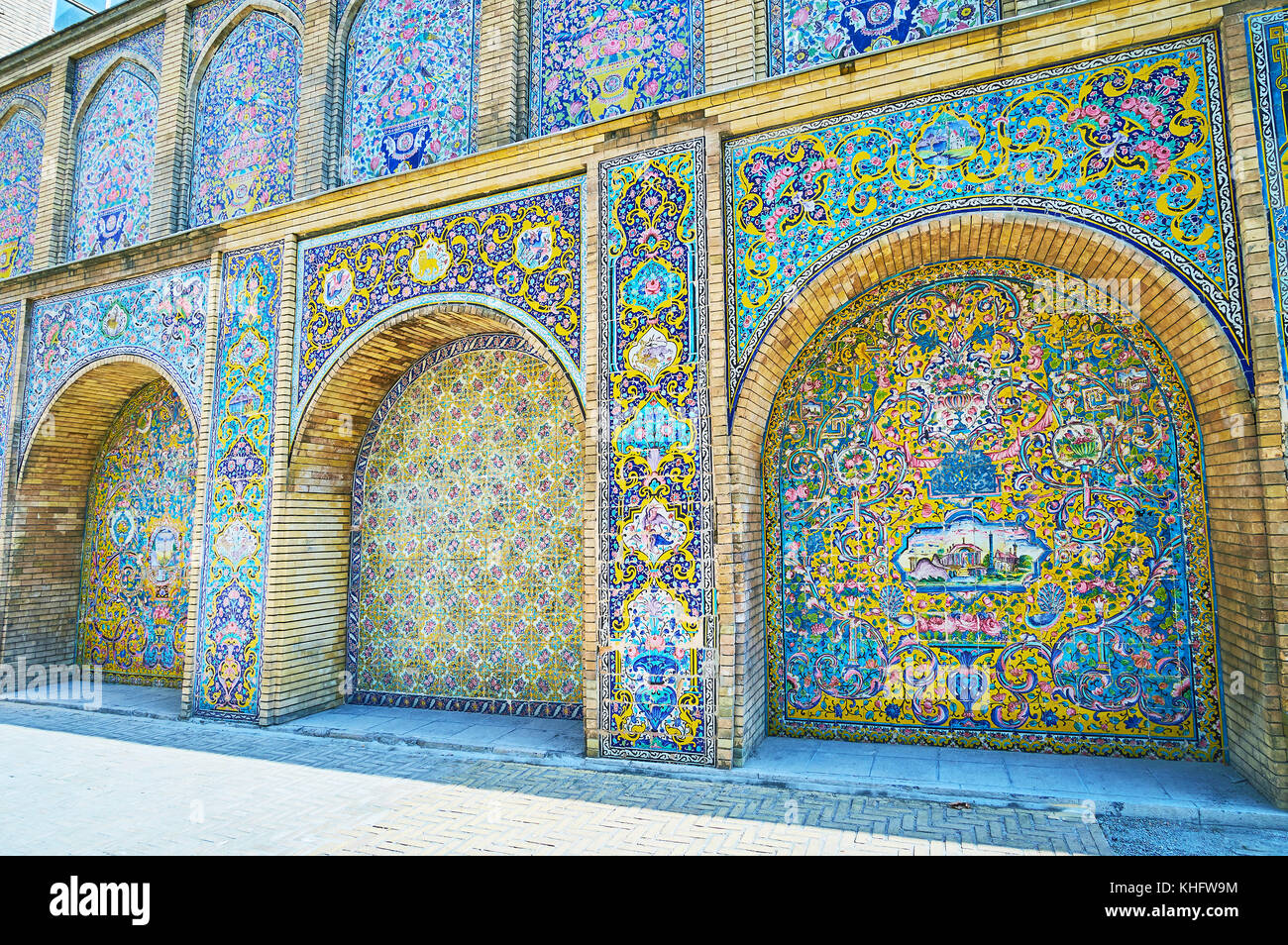 Tehran, Iran - 11 ottobre 2017: le nicchie arcuate di golestan palace sono coperti con luminosi schemi di piastrelle con motivi floreali, il 11 ottobre in teh Foto Stock