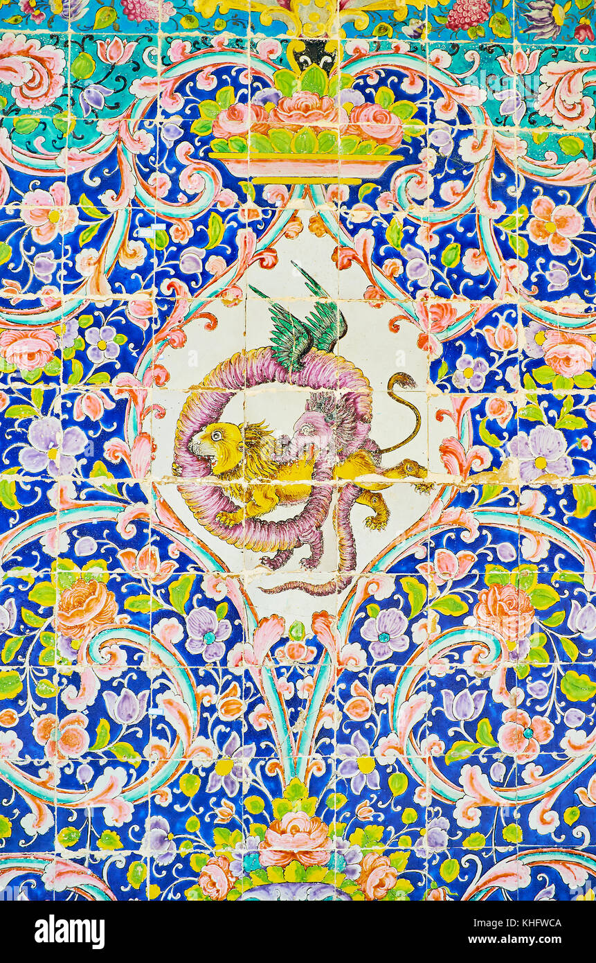 Tehran, Iran - 11 ottobre 2017: i motivi zoomorfi di decorazioni con piastrelle di golestan palace - il medaglione con Lion e dragon, mordere ogni altro, su Foto Stock