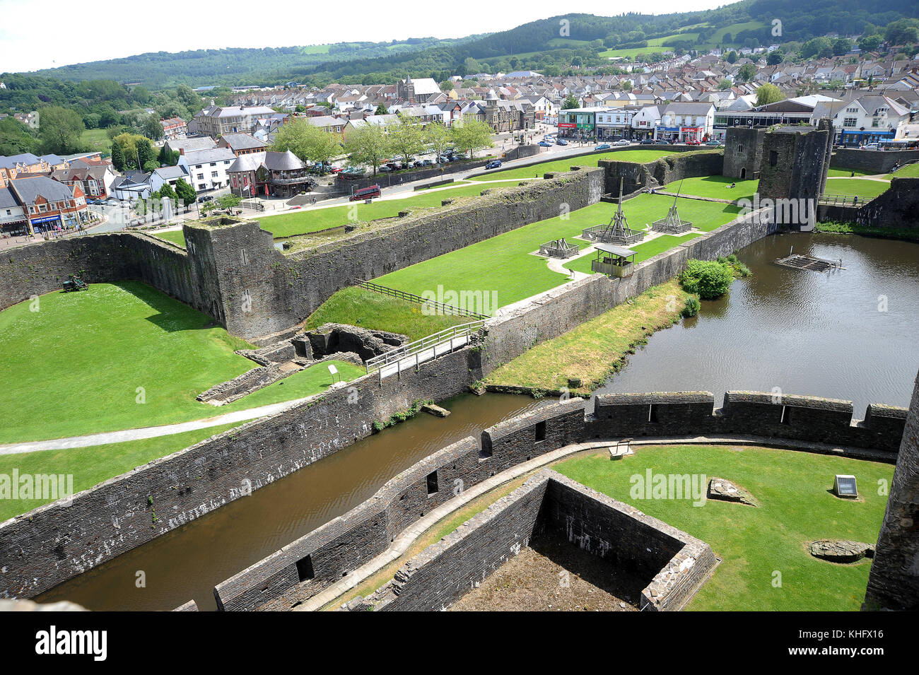 Guardando verso sud est dalla parte superiore dell'interno orientale gatehouse. Castello di Caerphilly. Foto Stock
