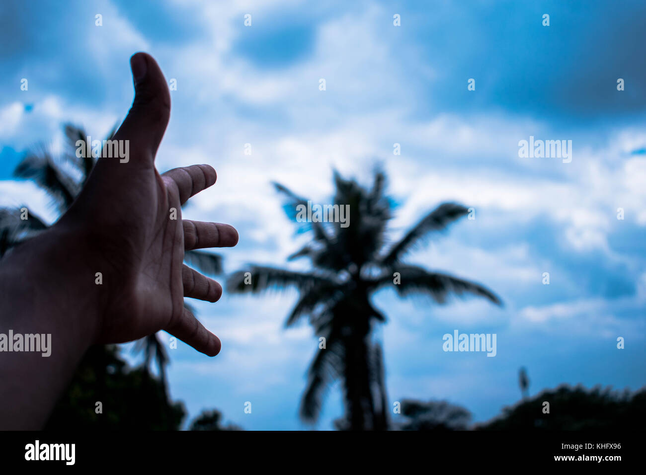 Il bel cielo blu con un meteo perfetto Foto Stock