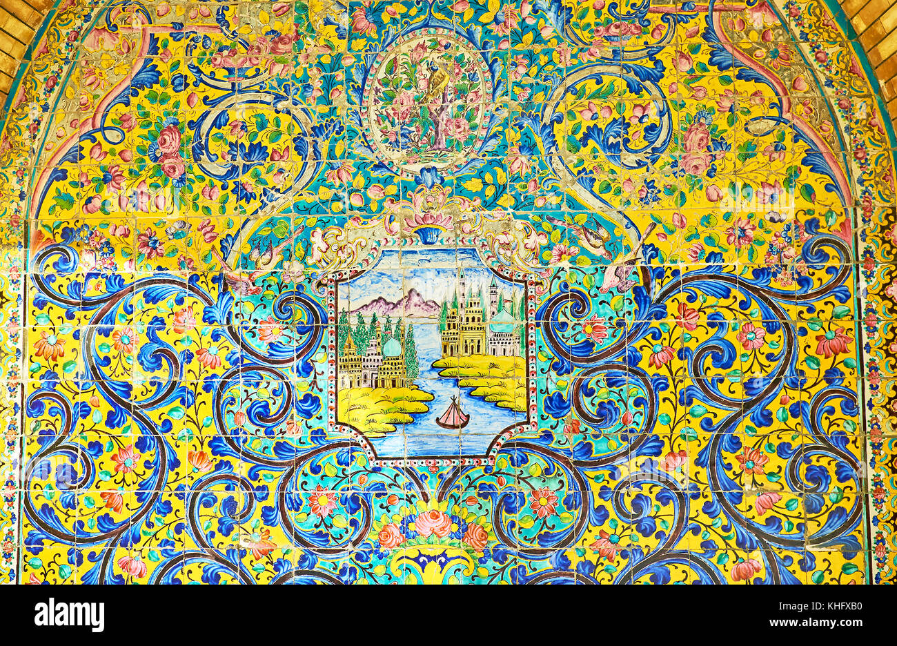 Tehran, Iran - 11 ottobre 2017: il colore del pannello decorativo, ricoperti di piastrelle smaltate, i modelli con motivi floreali con medaglione in mi Foto Stock