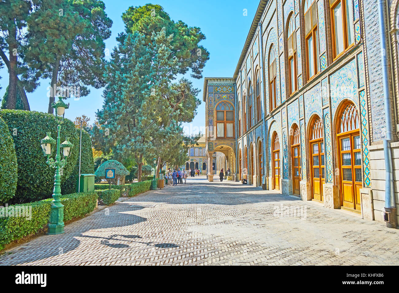 Tehran, Iran - 11 ottobre 2017: la passeggiata lungo il edifici di golestan palace e il suo giardino ombreggiato, il 11 ottobre a Tehran. Foto Stock