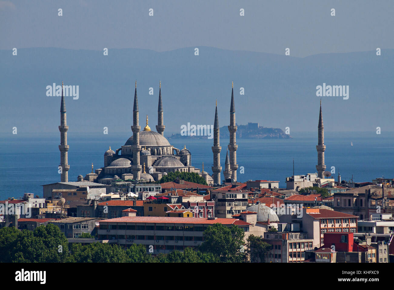 Vista sulla Moschea Blu con il mare di Marmara e le isole sullo sfondo, Istanbul, Turchia. Foto Stock