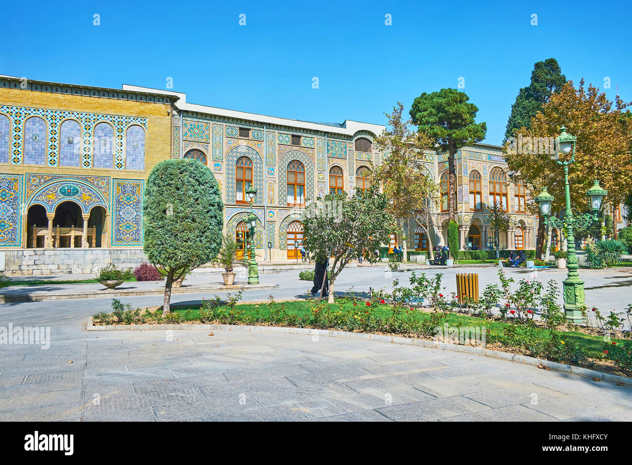Tehran, Iran - 11 ottobre 2017: il panoramico complesso di golestan palace è decorata con perfettamente paesaggistico giardino ornamentale con piante rifilato un Foto Stock