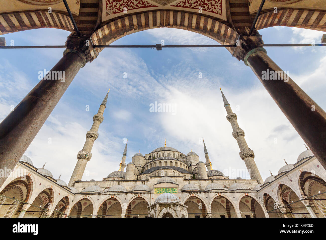 Vista sulla moschea blu dal suo cortile ad Istanbul in Turchia. Foto Stock