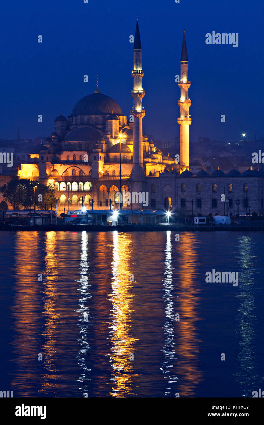 Scena notturna al di sopra della nuova moschea anche noto come Yeni Cami, al crepuscolo, ad Istanbul in Turchia. Foto Stock