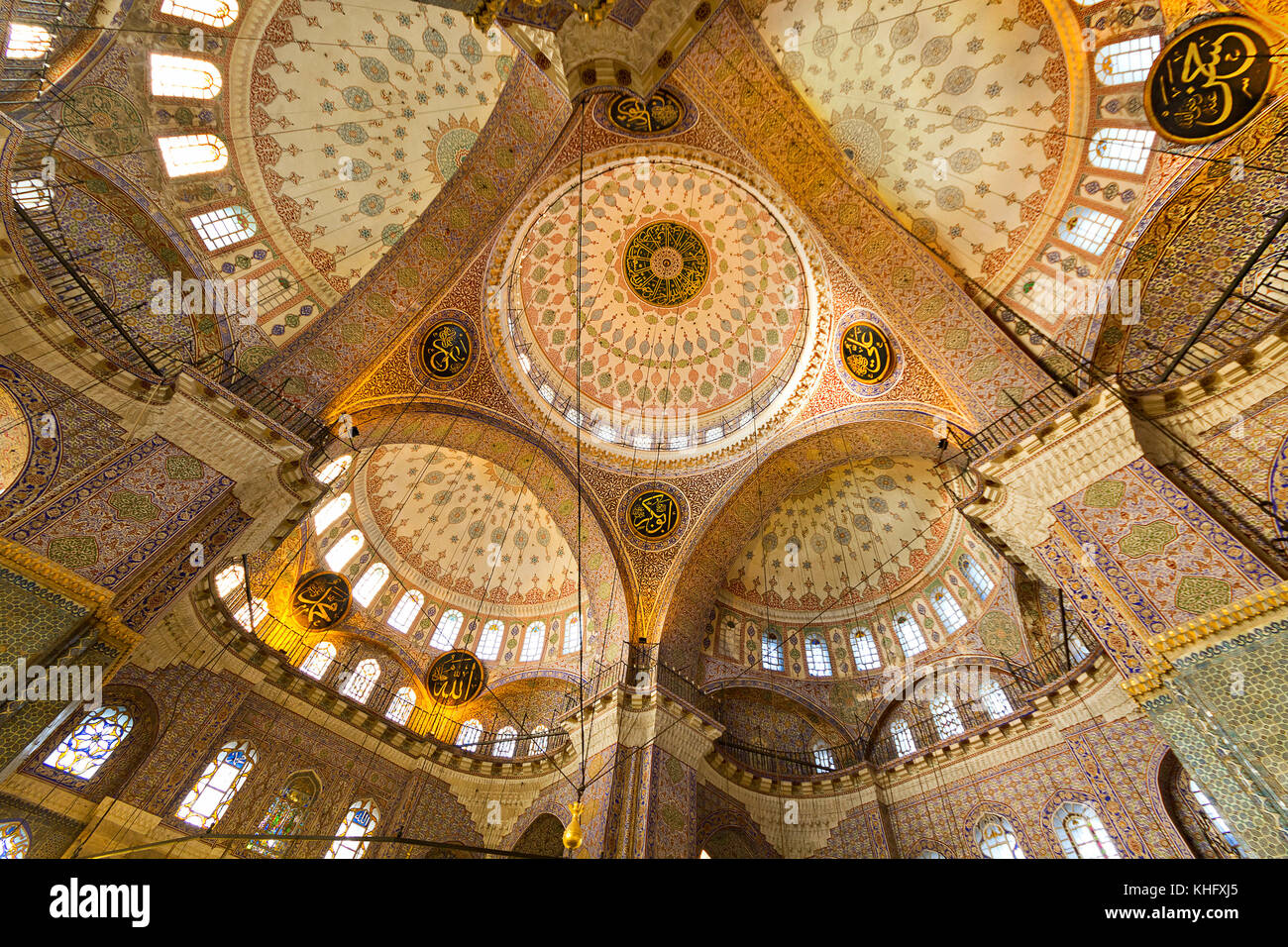 Le cupole della nuova moschea anche noto come Yeni Cami, dall'interno, a Istanbul, Turchia. Foto Stock
