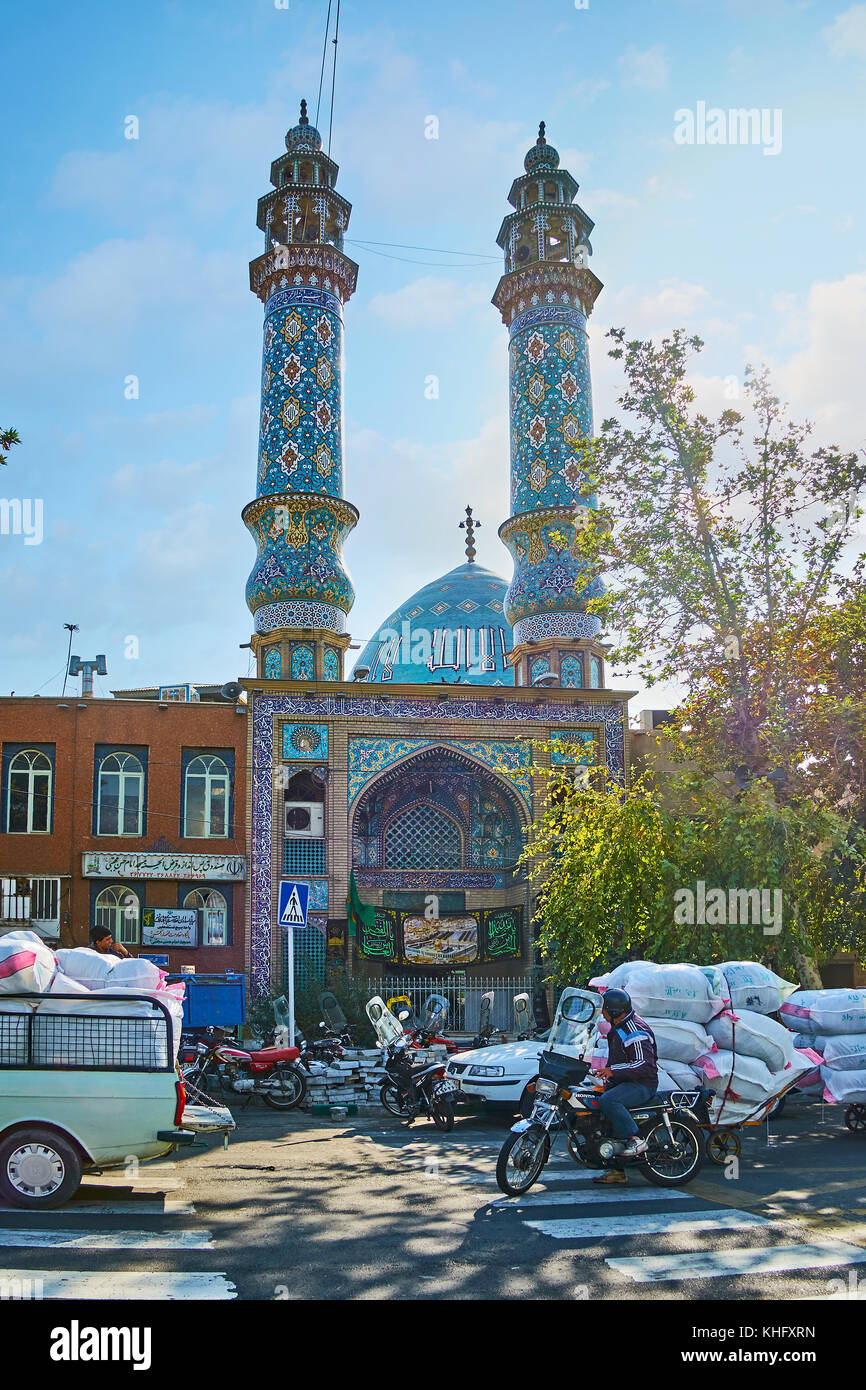 Tehran, Iran - 11 ottobre 2017: il traffico caotico in panzdah-e khordad street con una vista su New Scenic 5 posti al-aqa (al-agha) moschea con luminosa cupola blu e m Foto Stock