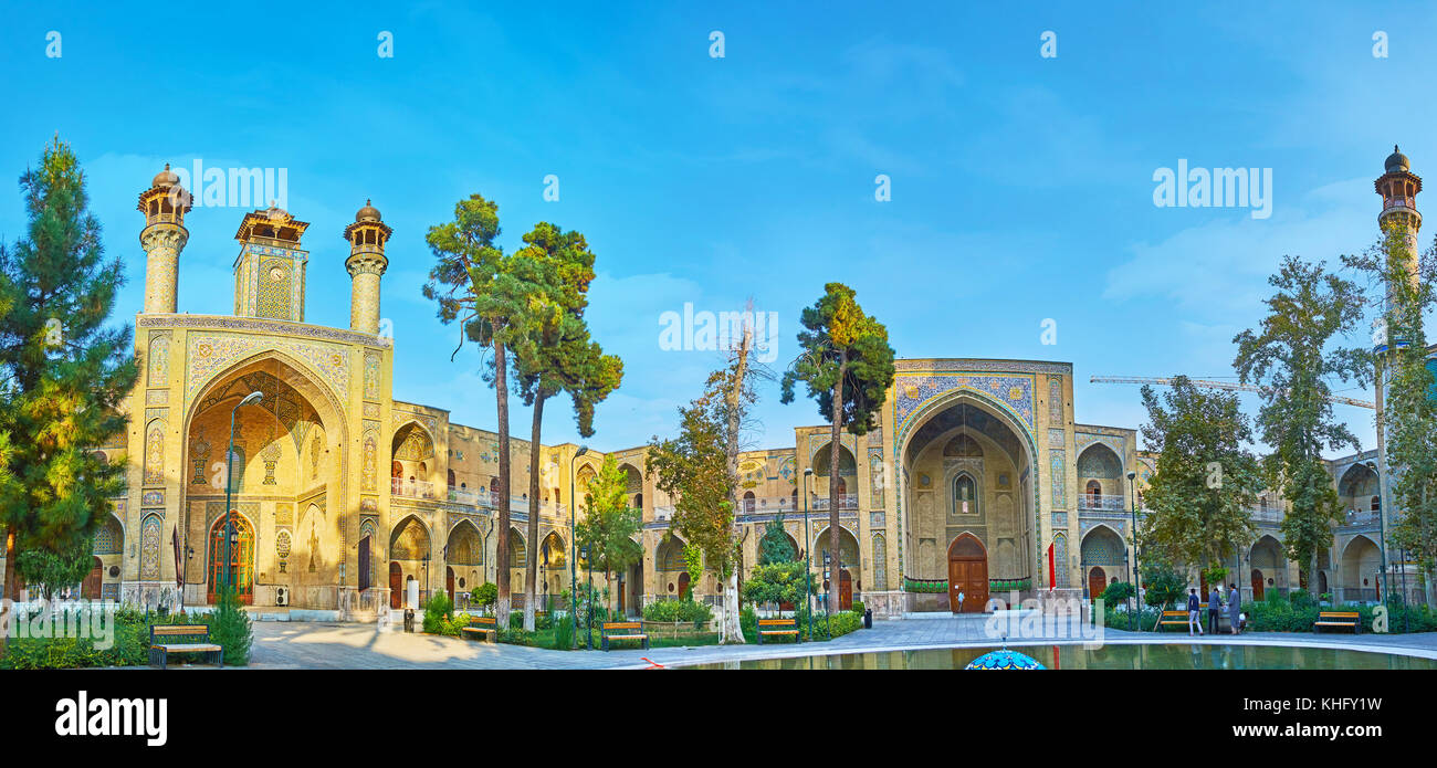 Tehran, Iran - 11 ottobre 2017: il cortile del complesso medievale di sepahsalar (shahid motahari) la moschea e la madrasa con ricchi portali decorati e Foto Stock