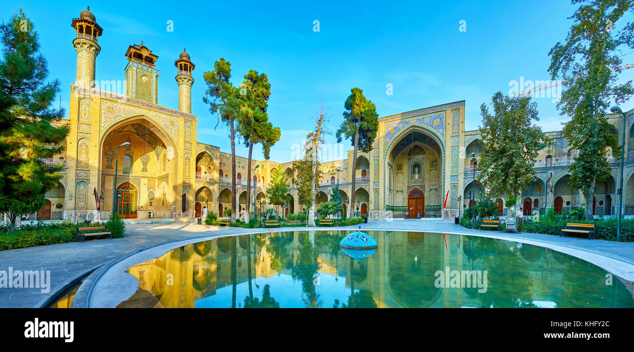 Tehran, Iran - 11 ottobre 2017: panorama di sepahsalar (shahid motahari) la moschea e la madrasa con giardino tranquillo e superficie a specchio della fontana, Foto Stock