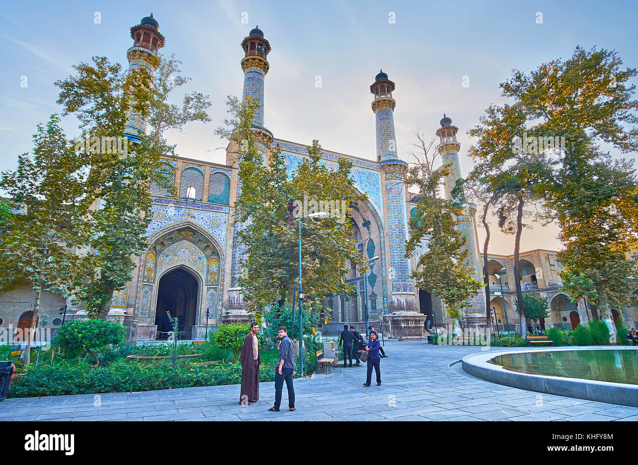 Tehran, Iran - 11 ottobre 2017: l'architettura di sepahsalar (shahid motahari) moschea fu ispirato da moschee di Isfahan e Hagia Sophia di è Foto Stock