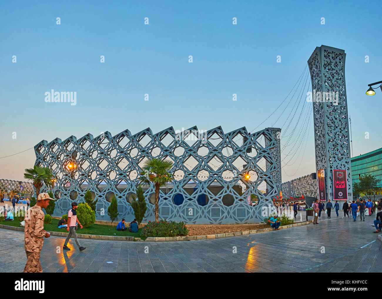 Tehran, Iran - 11 ottobre 2017: ensemble di imam hossein square con le moderne costruzioni in metallo, creando lo spazio per le persone che incontri e religio Foto Stock