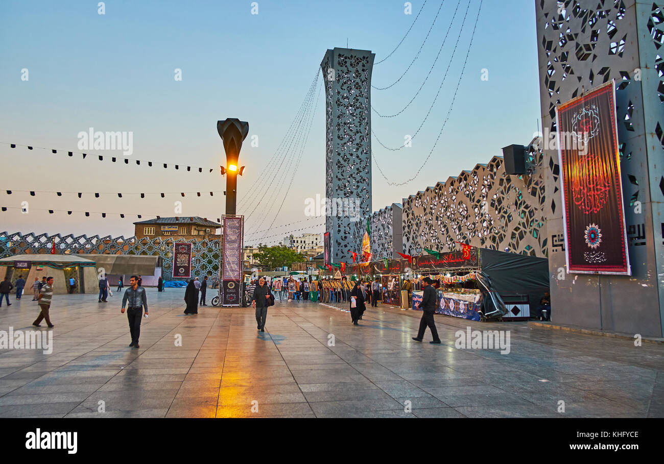 Tehran, Iran - 11 ottobre 2017: vista serale di imam hossein quadrato con moderne costruzioni, costruita per muharram rituali, il 11 ottobre a Tehran. Foto Stock