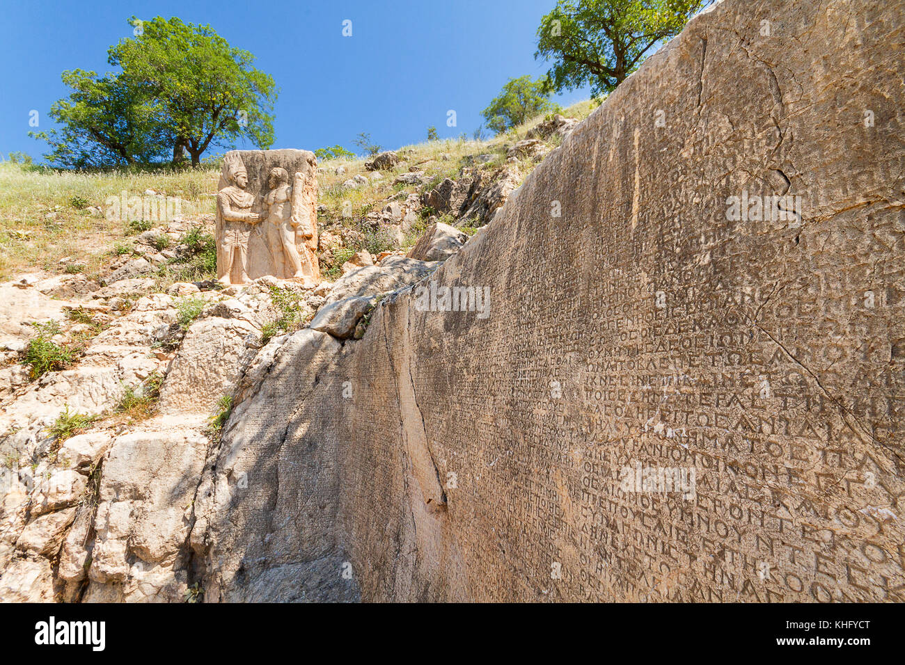 Iscrizioni greche e il rilievo di Ercole e il re Antioco di commagene unito nell'antico sito di arsemia, mt nemrut, adiyaman, Turchia. Foto Stock