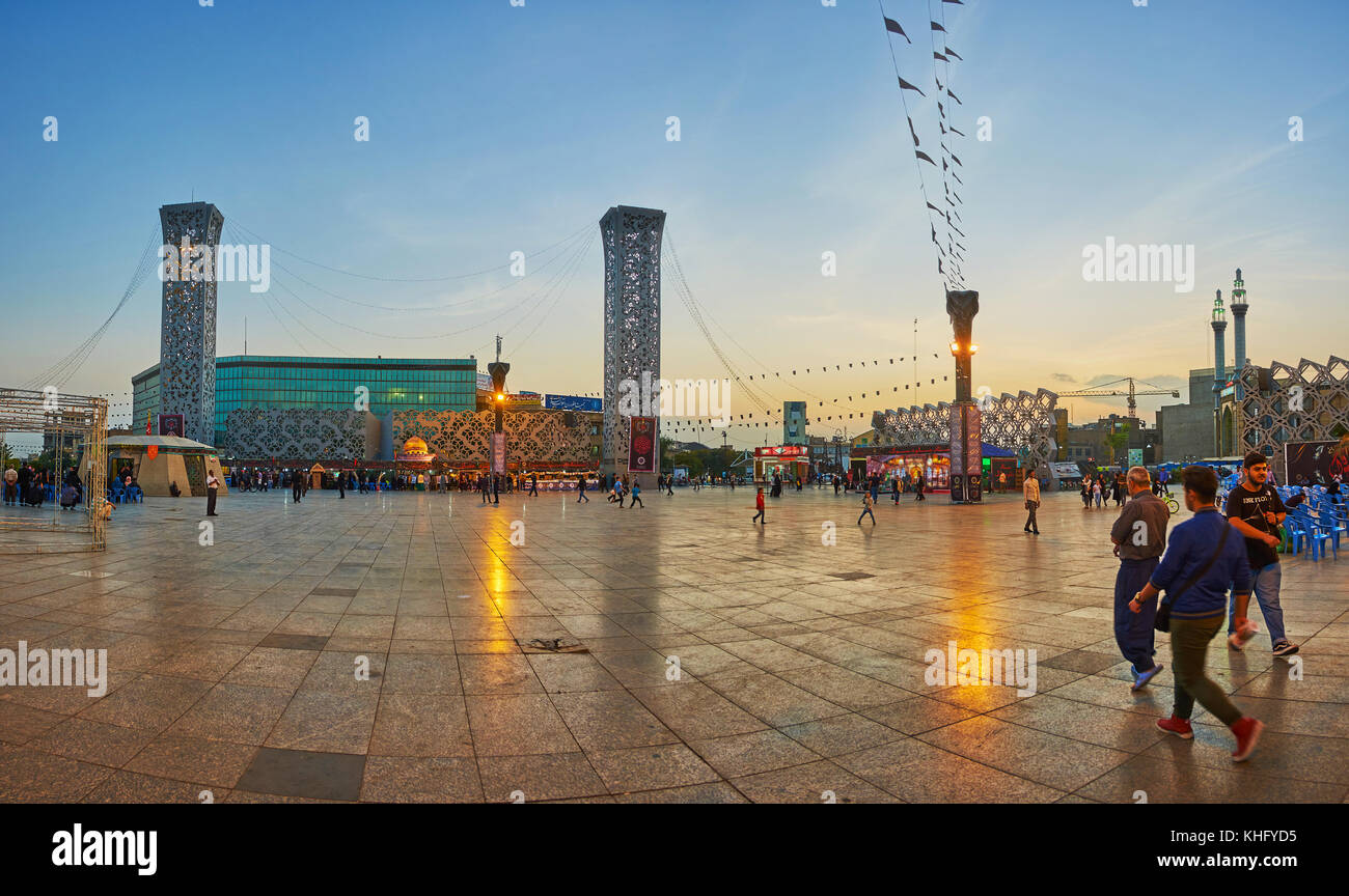 Tehran, Iran - 11 ottobre 2017: panorama di imam hossein quadrato con illuminazione serale e bandiere nere a causa del muharram rituali, il 11 ottobre Foto Stock