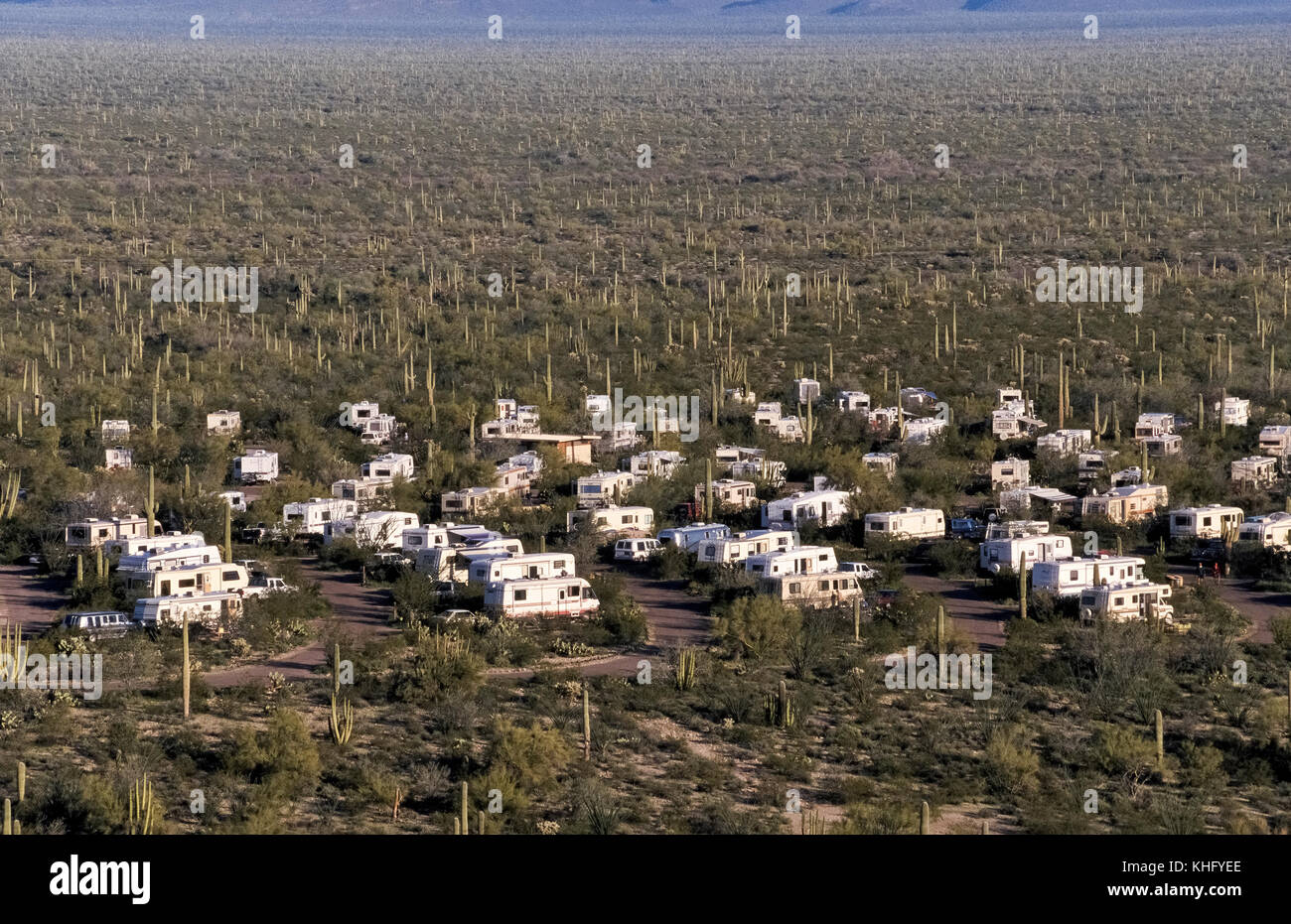 Twin Peaks campeggio è solo uno dei due luoghi in cui i visitatori possono pernottare in organo a canne Cactus monumento nazionale che copre 517 miglia quadrate (1338 chilometri quadrati) nel Deserto di Sonora nel sud dell'Arizona, Stati Uniti d'America. Il parco in remoto è il solo posto negli Stati Uniti dove il tubo dell'organo cactus (Stenocereus thurberi) cresce allo stato selvatico. La maggior parte di questo deserto era chiuso dal 2003 al 2014 a causa di pericolo per il pubblico dal traffico di droga e di immigrati clandestini che attraversano la frontiera che il parco degli Stati Uniti condivide con il Messico. Il campeggio dispone di 208 siti per veicoli da diporto (RVs) e tende. Foto Stock