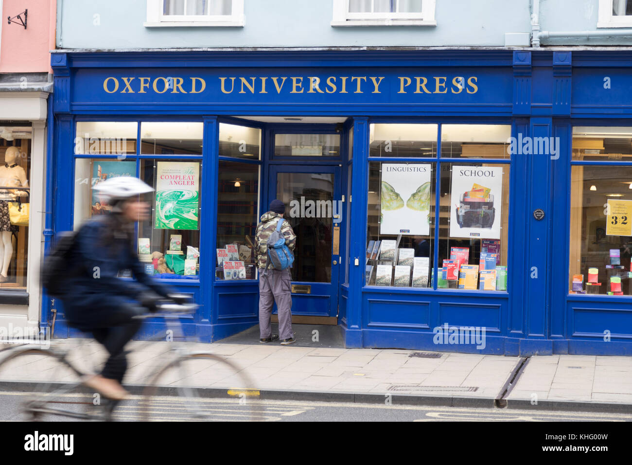 Regno Unito, Oxford, Oxford University Press bookshop e il ciclista. Foto Stock