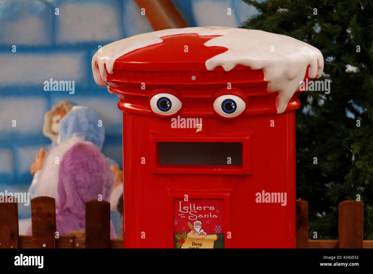 Cassetta postale, yate, Inghilterra - Novembre 16, 2017: Lettera di Natale casella vicino i babbi natale grotta di yate shopping centre Foto Stock