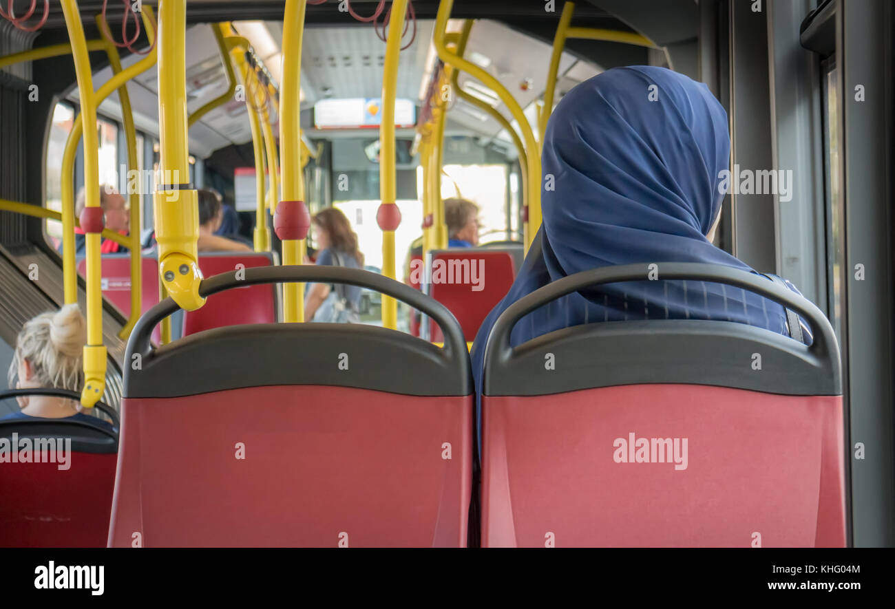 Donna musulmana in bus, i mezzi di trasporto pubblici Foto Stock