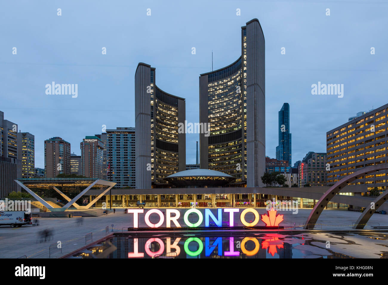 Toronto, Canada - Ott 12, 2017: illuminate segno di Toronto a Nathan Phillips square a Toronto in Canada Foto Stock