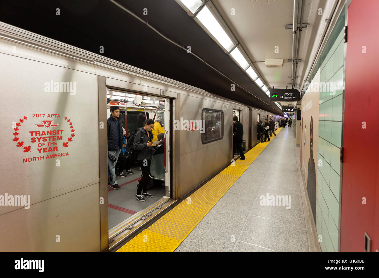 Toronto, Canada - 12 ottobre 2017: Treno in arrivo al binario di una stazione della metropolitana nella città di Toronto, Canada Foto Stock