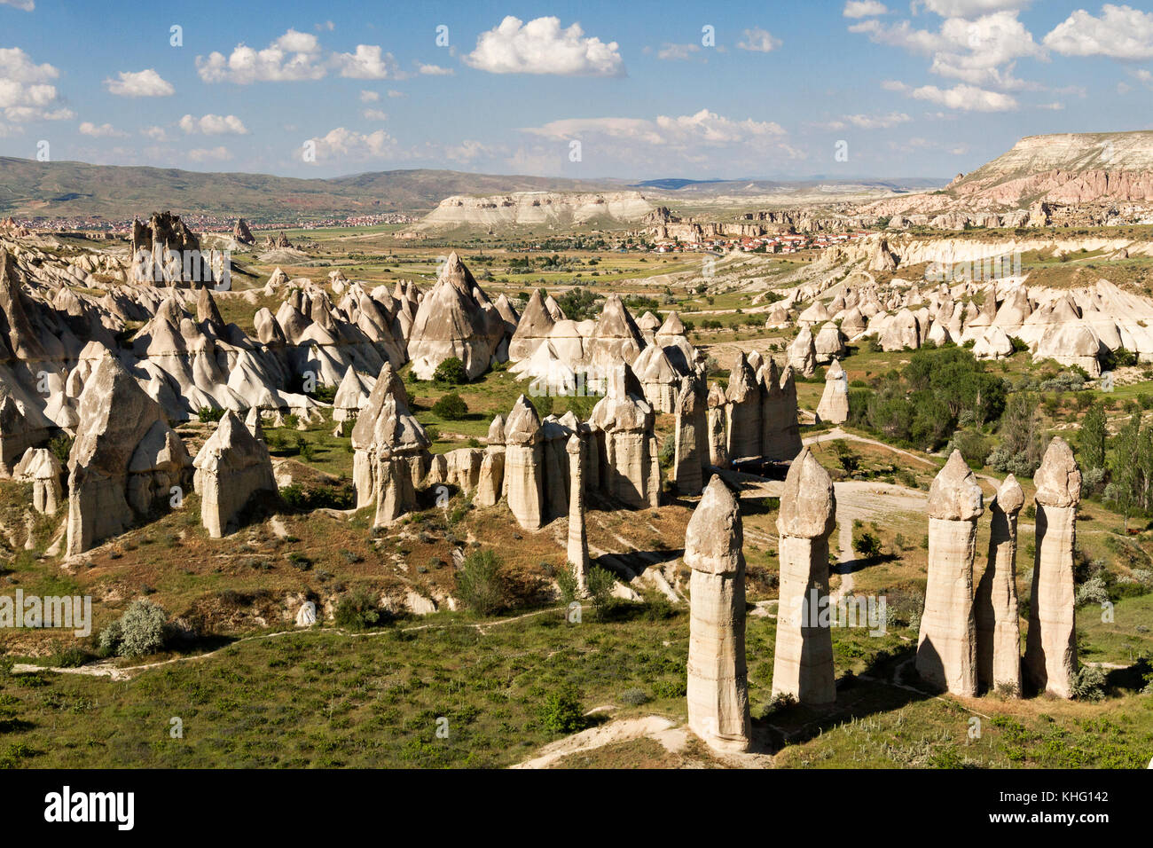 Terreni estremi della Cappadocia con camini di fata e formazioni di roccia vulcanica, Cappadocia, Turchia. Foto Stock