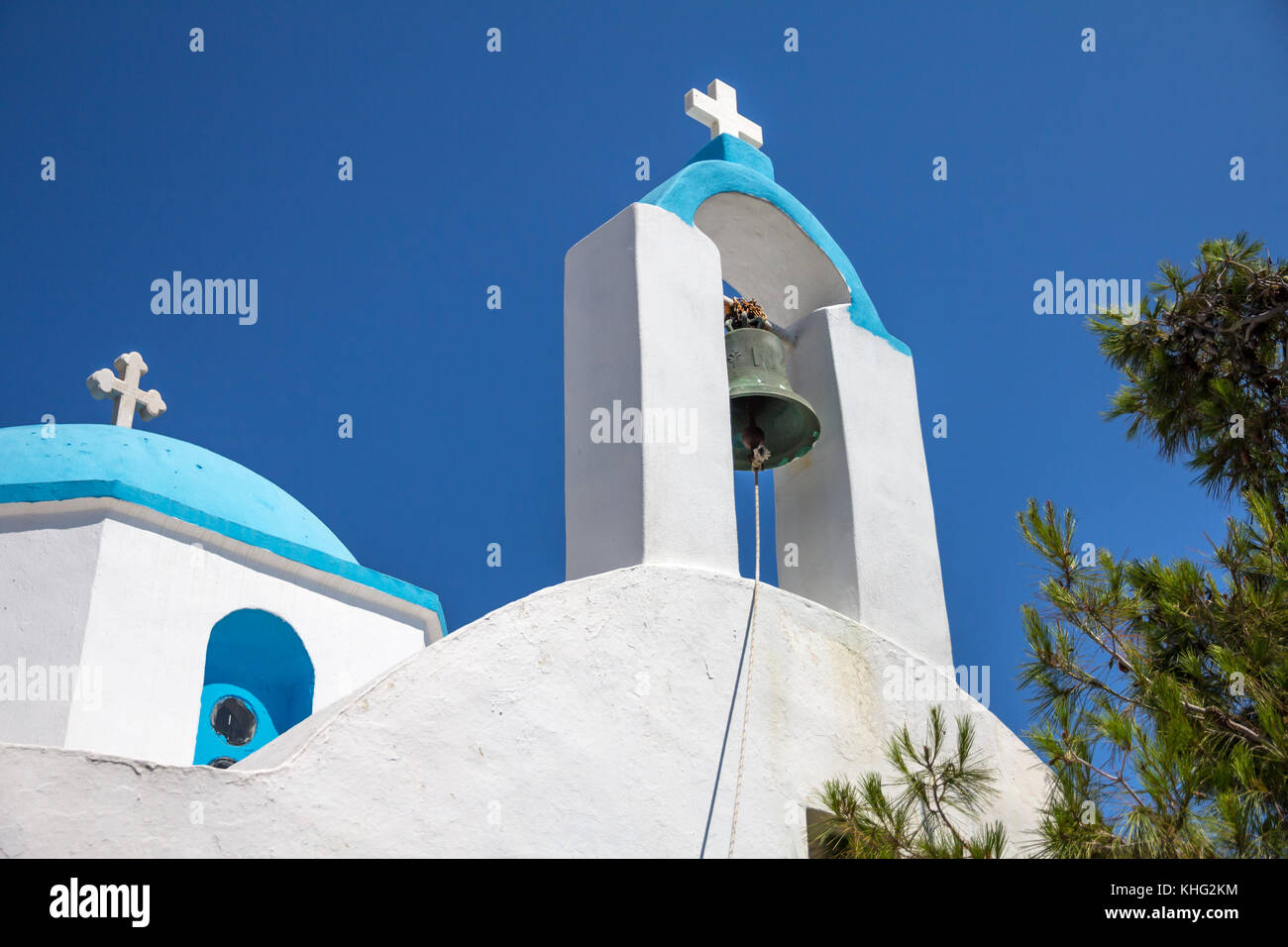 Campanile e tetto turchese dell'iconica chiesa dal tetto turchese di Naxos. Le pareti dipinte di bianco contrastano con il cielo azzurro. Clyclades, Grecia. Foto Stock