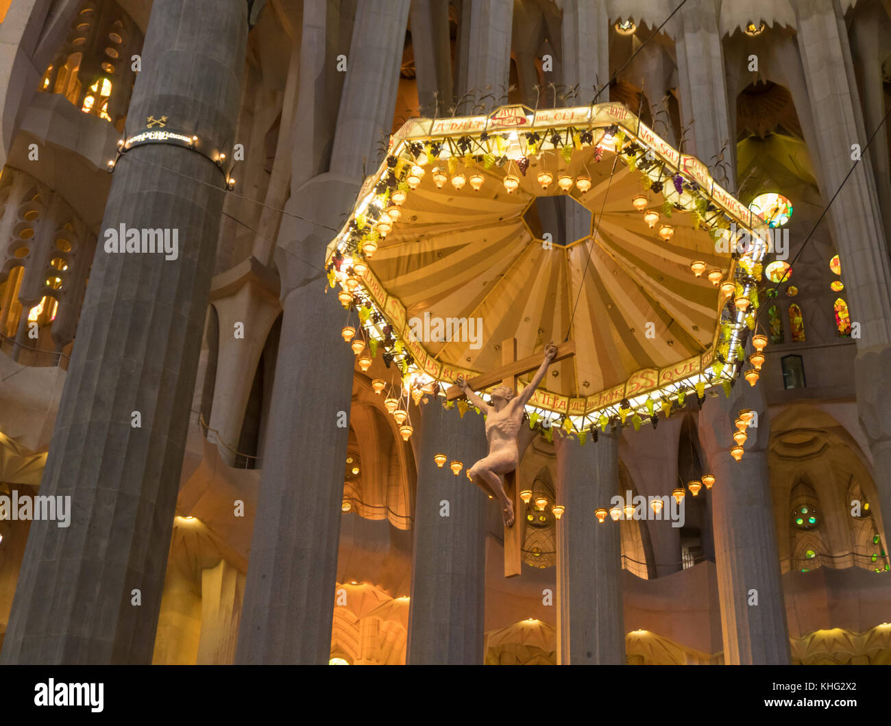 Visualizzare indide della sagrada familia - La Chiesa cattolica in barcellona catalogna. la crocifissione di Gesù in stile Gaudì. Foto Stock