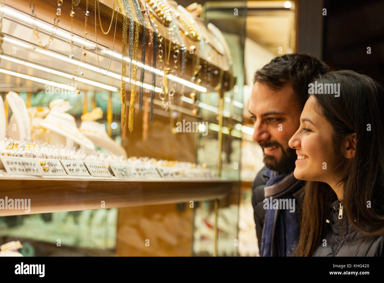 Felice Bella coppia Giovane scegliendo un fedi mentre sorridente mentre facendo shopping a Firenze. Foto Stock