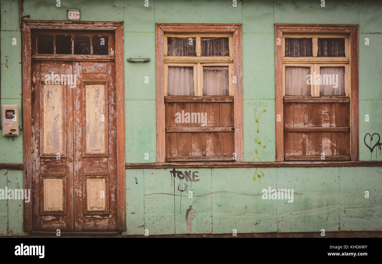 Rustico, vecchio, stagno case - materiali testurizzata - architettura tipica in alcune parti del sud america. Puerto Natales, Cile Foto Stock