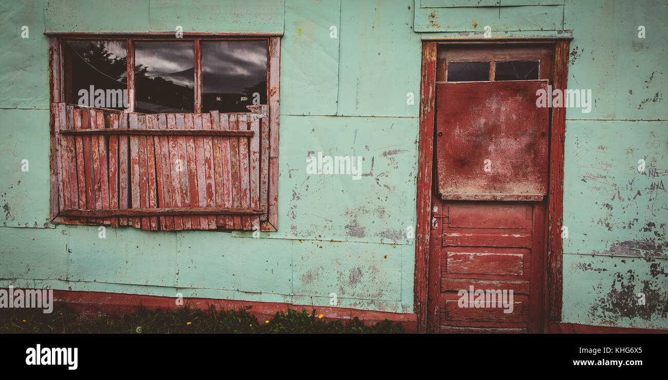 Rustico, vecchio, stagno case - materiali testurizzata - architettura tipica in alcune parti del sud america. Puerto Natales, Cile Foto Stock