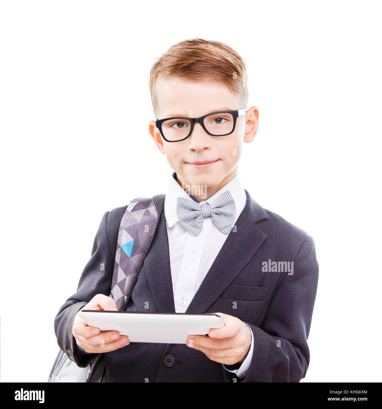 Carino schoolboy in bicchieri con tablet PC isolati su sfondo bianco. Pupilla Smart utilizzando tablet per lezione online Foto Stock