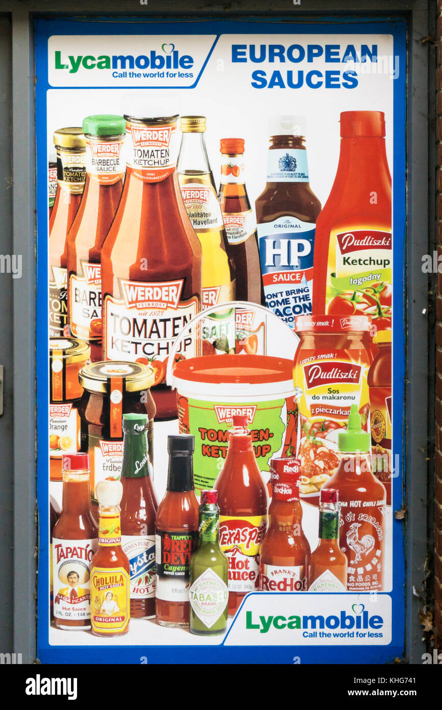 Un poster su un est supermercato europeo in Inghilterra pubblicità salse europea. Foto Stock