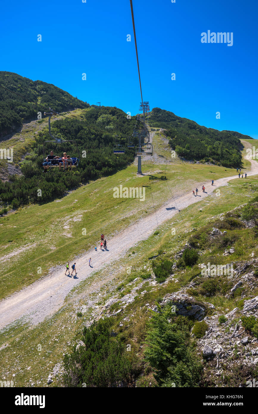 Vogel mountain, Slovenia - 30 agosto 2017: vista aerea del gruppo non identificabili di montagna escursionisti a piedi lungo il sentiero in una popolare destinazione di viaggio Foto Stock