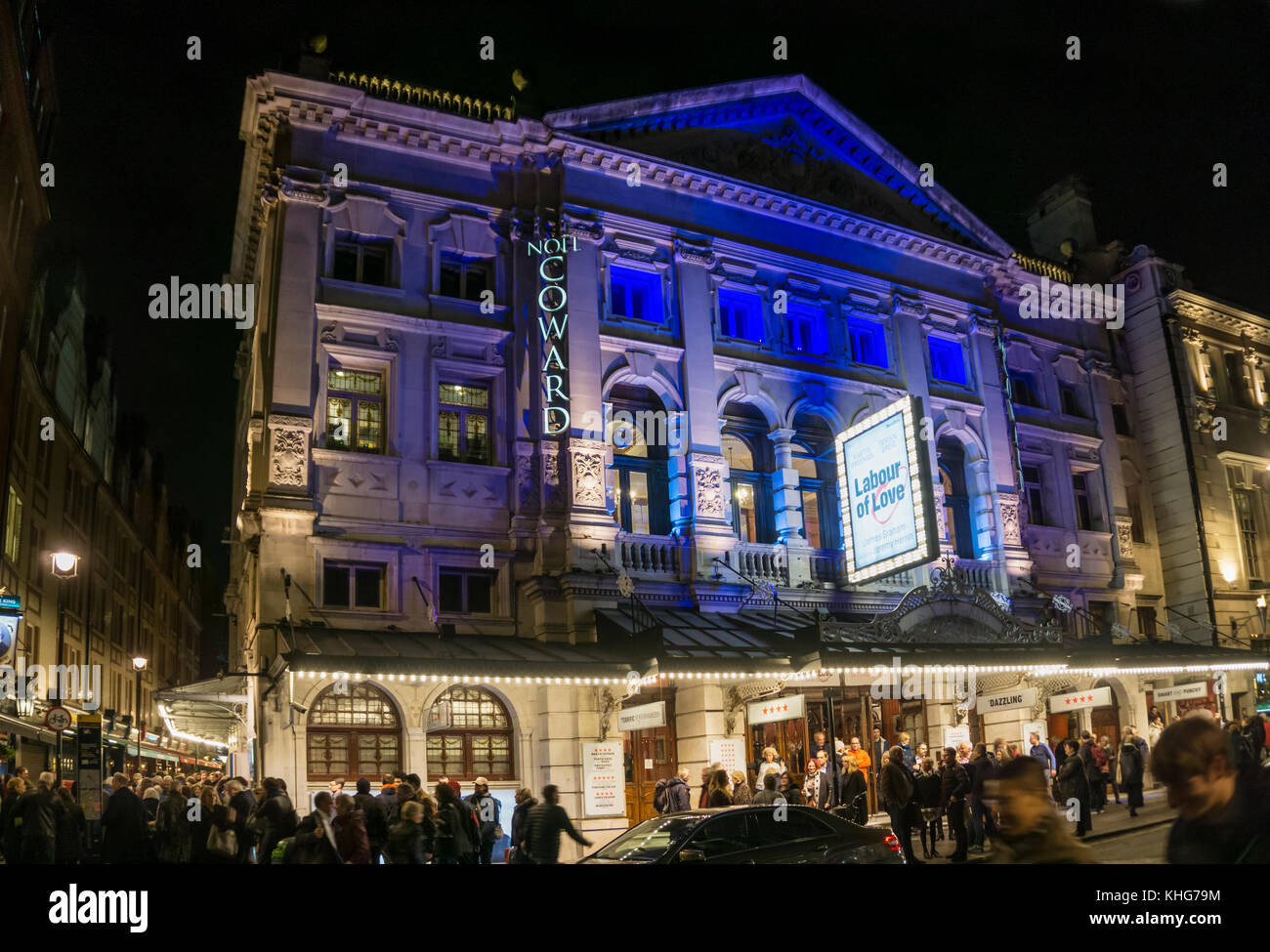 Le persone che lasciano il Noel Coward Theatre in St Martin's lane di notte nel west end di Londra Foto Stock