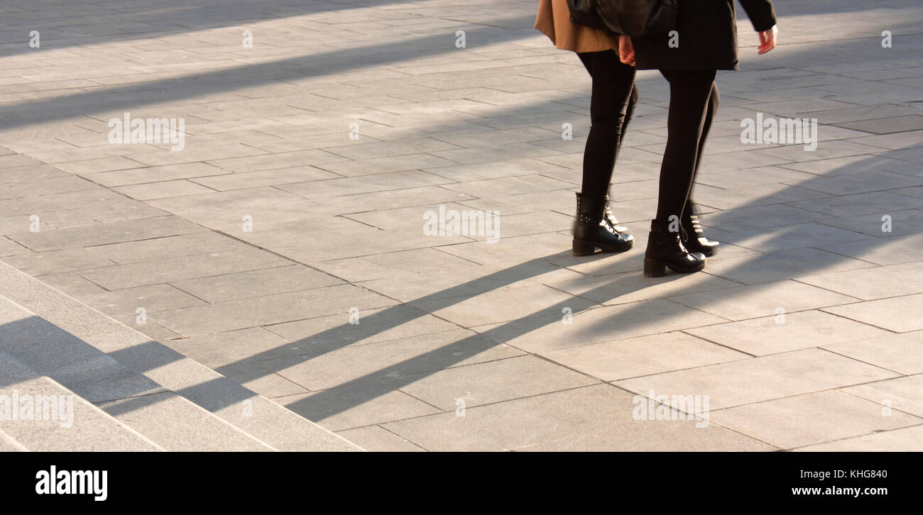 Due giovani donne a piedi in motion blur e lasciando pubblico enorme scalinata esterna Foto Stock