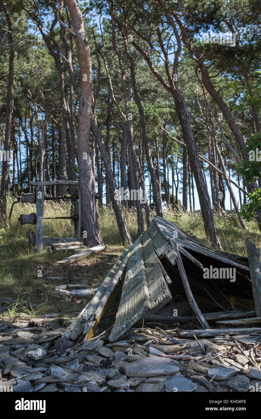 Barca abbandonata e verricello in barca nella Svezia meridionale. Foto Stock