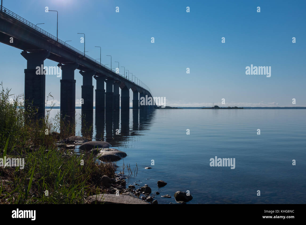 Uno dei ponti più lunghi d'Europa che collega l'isola di Öland con la città di Kalmar Foto Stock