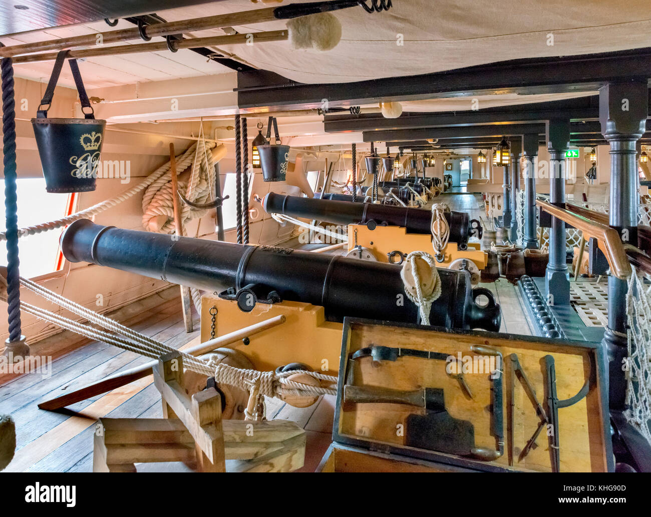 HMS Victory. Il cannone sulla gundeck della vittoria, Nelson nave ammiraglia nella Battaglia di Trafalgar, Portsmouth Historic Dockyard, Hampshire, Inghilterra, Regno Unito Foto Stock