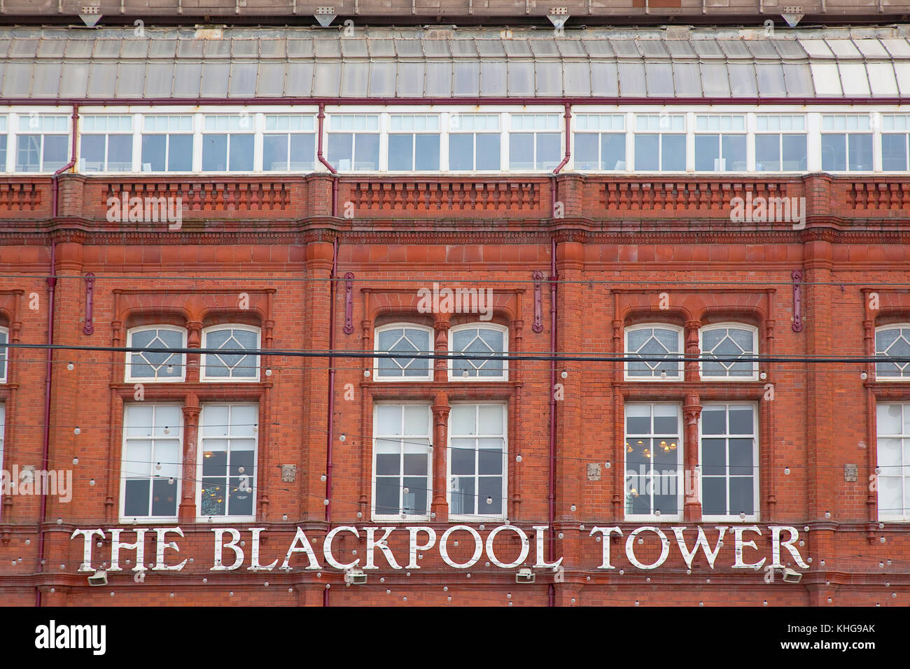 Inghilterra, lancashire, blackpool, lungomare dettagli esterni di rosso mattone base torre. Foto Stock